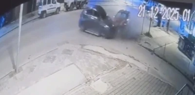 Park halindeki araca &ccedil;arpan otomobildeki 4 kişi kazayı yara almadan atlattı
