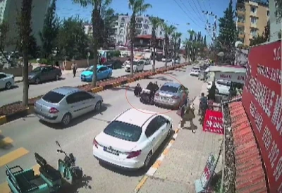 Park halindeki araca &ccedil;arparak mopedden yere savrulan biri &ccedil;ocuk 2 kişi, s&uuml;r&uuml;c&uuml;n&uuml;n dikkatiyle ezilmekten kurtuldu

