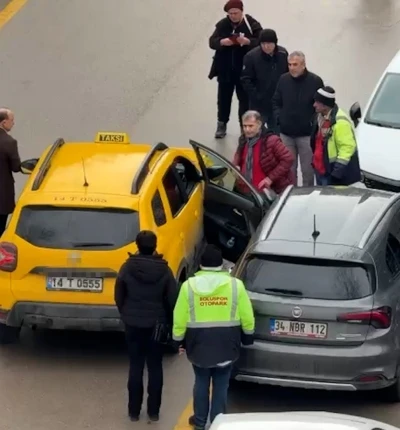 Park halindeki aracın a&ccedil;ılan kapısına taksi &ccedil;arptı
