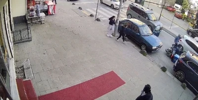 Park halindeki aracın kapısını a&ccedil;tı, motosikletli kurye &ccedil;arptı
