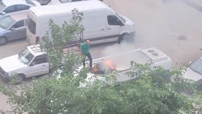 Park halindeki aracın tavanında &ccedil;ıkan yangına vatandaşlar m&uuml;dahale etti
