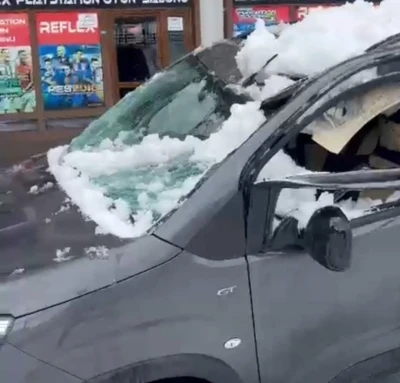 Park halindeki aracın &uuml;zerine &ccedil;atıdan kar k&uuml;tlesi d&uuml;şt&uuml;
