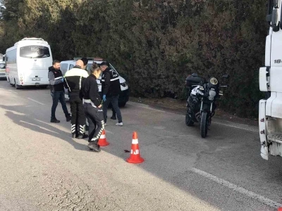 Park halindeki aracının yanında beklerken iş&ccedil;i servisi &ccedil;arptı
