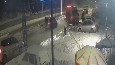 Park halindeki ara&ccedil;lara &ccedil;arpıp ka&ccedil;tı: o anlar kamerada
