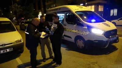 Park halindeki ara&ccedil;lara &ccedil;arptı, pompalı t&uuml;fek ile işyeri sahibini yaraladı
