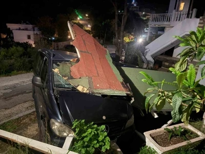 Park halindeki ara&ccedil;ların &uuml;zerine yıkıldı
