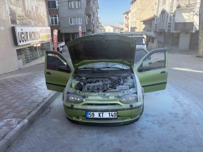 Park halindeki ara&ccedil;taki yangını vatandaşlar s&ouml;nd&uuml;rd&uuml;
