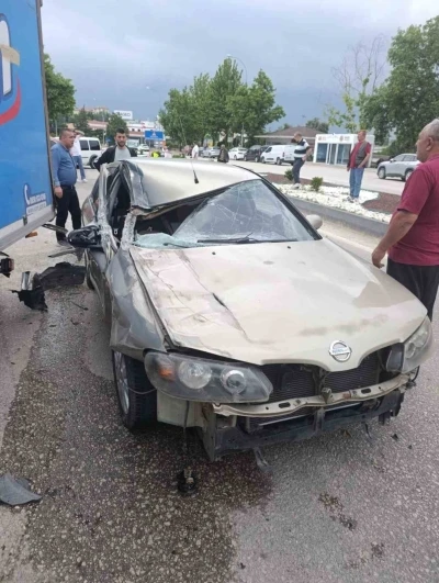 Park halindeki kamyonete &ccedil;arptı, 2 &ccedil;ocuk yaralandı
