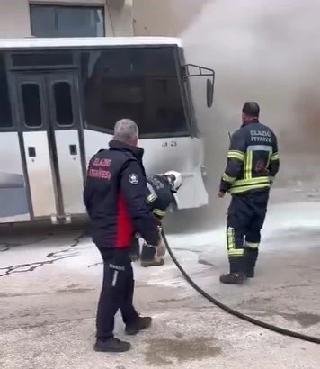 Park halindeki midibüs alev aldı
