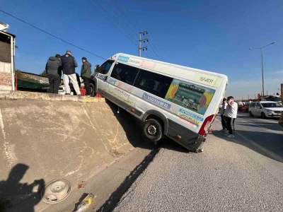 Park halindeki minib&uuml;s duvardan yolun kenarına d&uuml;şerek asılı kaldı
