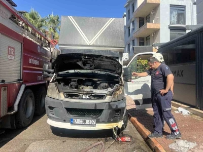 Park halindeki nakliye kamyonunda motor yangını
