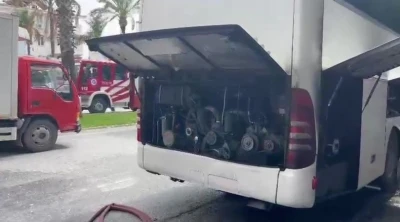 Park halindeki otob&uuml;s&uuml;n motor b&ouml;l&uuml;m&uuml;nde yangın &ccedil;ıktı
