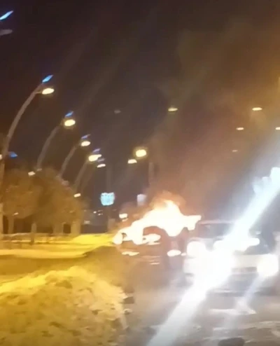 Park halindeki otomobil alev topuna d&ouml;nd&uuml;
