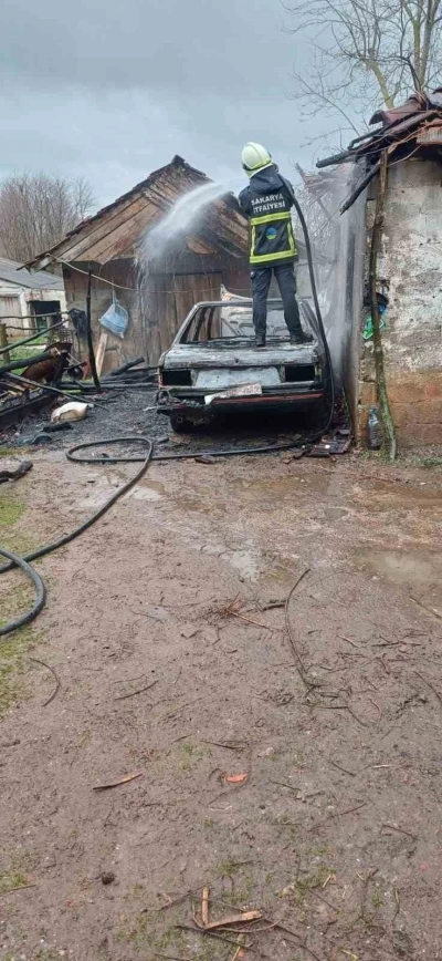 Park halindeki otomobilde &ccedil;ıkan yangın eve sı&ccedil;radı

