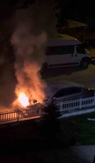 Park halindeki otomobilde &ccedil;ıkan yangın s&ouml;nd&uuml;r&uuml;ld&uuml;
