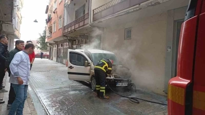 Park halindeki otomobilde &ccedil;ıkan yangın s&ouml;nd&uuml;r&uuml;ld&uuml;
