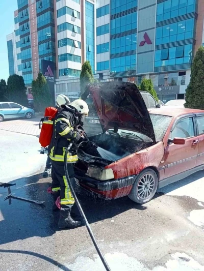 Park halindeki otomobilde &ccedil;ıkan yangını itfaiye s&ouml;nd&uuml;rd&uuml;
