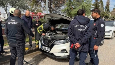Park halindeki otomobilden y&uuml;kselen duman korkuttu
