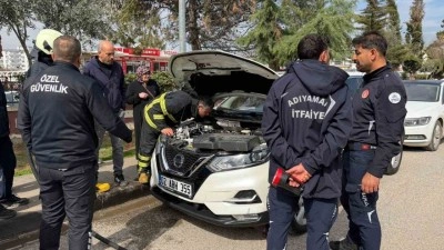Park halindeki otomobilden y&uuml;kselen duman korkuttu