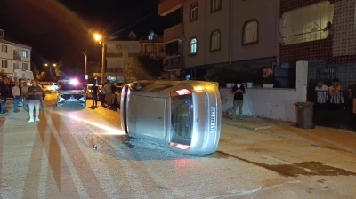 Park halindeki otomobile &ccedil;arpıp yan yattı, s&uuml;r&uuml;c&uuml;s&uuml; olay yerinden ka&ccedil;tı

