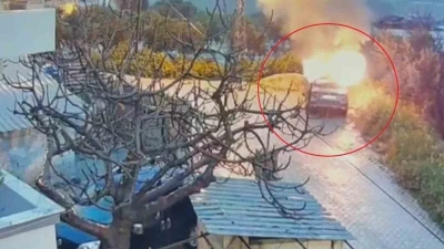 Park halindeki otomobili benzin d&ouml;k&uuml;p kundaklamak isterken kendini yaktı
