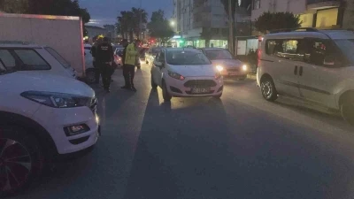 Park halindeki otomobilin a&ccedil;ılan kapısına &ccedil;arpan motosikletli yaralandı
