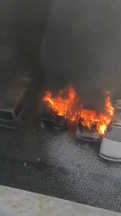 Park halindeki otomobiller alev topuna d&ouml;nd&uuml;

