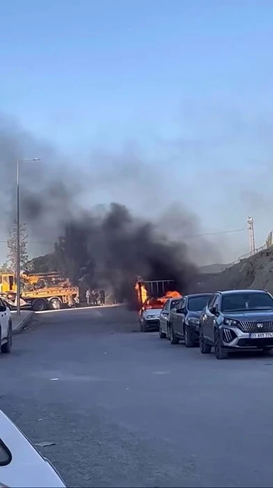 Park halindeki pikap alevlere teslim oldu
