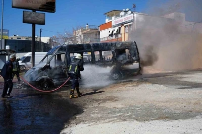 Park halindeki servis ve otomobil alev alev yandı, ara&ccedil; sahibi kriz ge&ccedil;irdi
