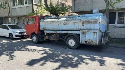 Park halindeki su tankerine &ccedil;arpan scooter s&uuml;r&uuml;c&uuml;s&uuml; yaralandı
