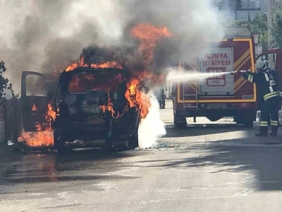 Park halindeki ticari taksi alev topuna dönerek yandı
