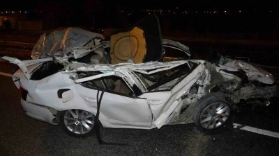 Park halindeki tıra &ccedil;arpan otomobil hurdaya d&ouml;nd&uuml;: 2 yaralı