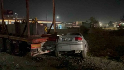 Park halindeki tıra çarpan otomobildeki 2 kişi yaralandı
