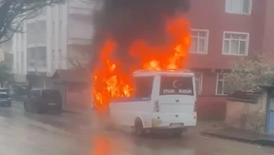 Park halindeki yolcu minib&uuml;s&uuml; alev topuna d&ouml;nd&uuml;
