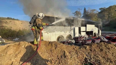 Park halindeki yolcu otob&uuml;s&uuml; alevlere teslim oldu

