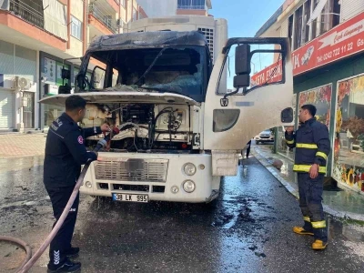 Park halindeyken alev alan kamyon kullanılamaz hale geldi
