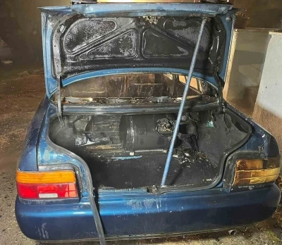 Park halindeyken yanan otomobil kullanılamaz hale geldi
