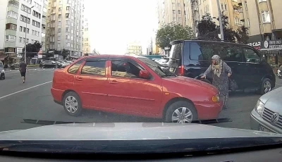 Park yeri savaşını bastonlu yaşlı kadın kazandı
