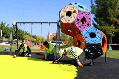 Parklardaki çocuk oyun ve spor alanları yenileniyor