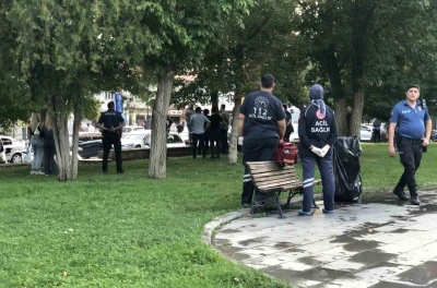 Parkta kızlarının gözü önünde bıçağı boğazına dayayan adamı polisler ikna etti
