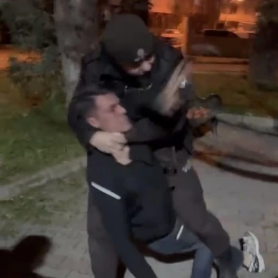 Parkta taşkınlık &ccedil;ıkardılar, g&ouml;revli bek&ccedil;ilere direndiler
