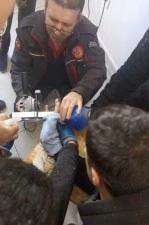 Parmağı akıllı tahtaya sıkışan &ouml;ğrenci itfaiye ekiplerince kurtarıldı