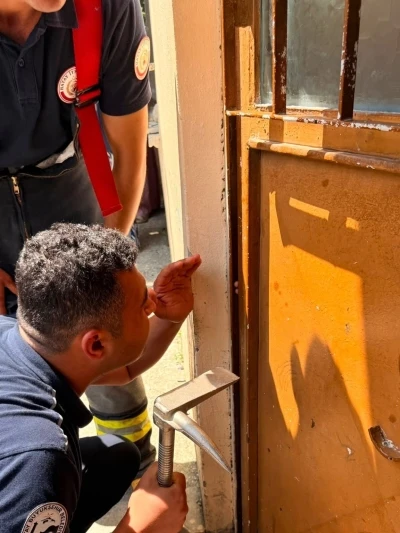 Parmağı kapıya sıkışan &ccedil;ocuğun imdadına itfaiye yetişti
