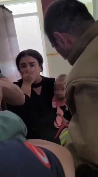 Parmağı sıkışan &ccedil;ocuğun korku dolu ağlayışı anneyi g&ouml;zyaşı i&ccedil;erisinde bıraktı
