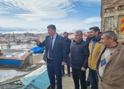 Pasinler Belediyesi&rsquo;nden metruk bina yıkımı
