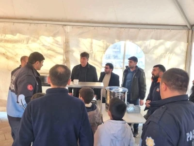 Pasinler Belediyesi&rsquo;nden vatandaşa sıcak yemek ikramı
