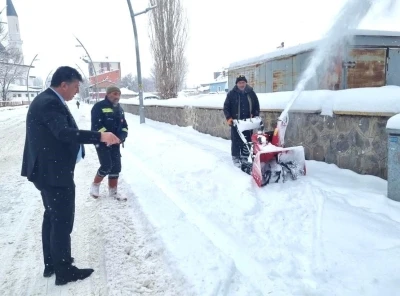 Pasinler&rsquo;de karla m&uuml;cadele s&uuml;r&uuml;yor
