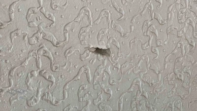 Patenle kayarak iş yeri kurşunladı: O anlar kamerada
