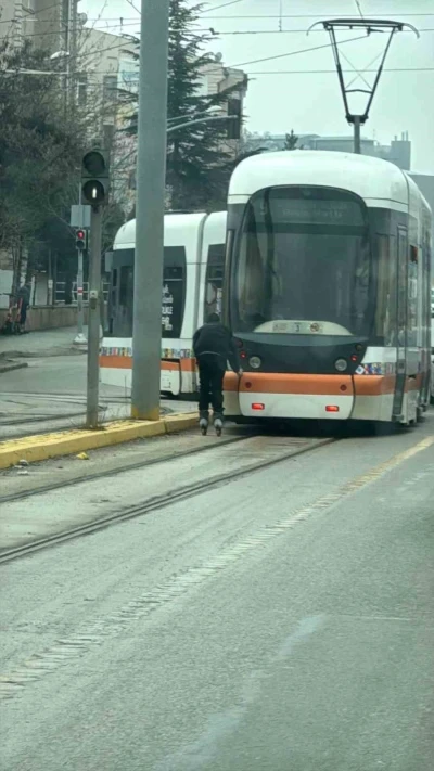 Patenli &ccedil;ocuk tramvayın arkasına tutunarak canını hi&ccedil;e saydı
