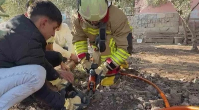 Patisi zincire sıkışan k&ouml;peğe hayat kurtaran m&uuml;dahale
